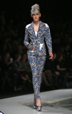 zoran aragovic, zagreb, Hırvatistan 'fashion.hr' show tarafından tasarlanan kıyafetleri moda model.