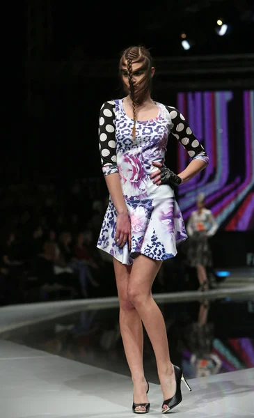 Fashion model wearing clothes designed by Zoran Aragovic on the 'Fashion.hr' show in Zagreb, Croatia. — Stock Photo, Image