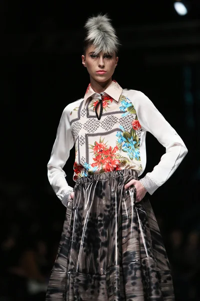 Modelo de moda vestindo roupas projetado por Zoran Aragovic no show 'Fashion.hr' em Zagreb, Croácia . — Fotografia de Stock