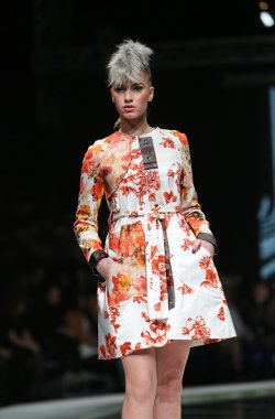 zoran aragovic, zagreb, Hırvatistan 'fashion.hr' show tarafından tasarlanan kıyafetleri moda model.