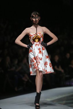 zoran aragovic, zagreb, Hırvatistan 'fashion.hr' show tarafından tasarlanan kıyafetleri moda model.