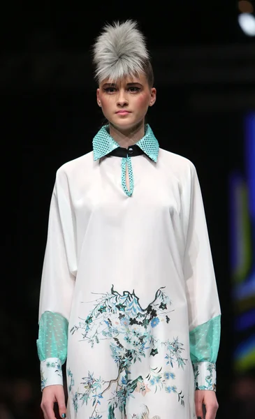 Modelo de moda vestindo roupas projetado por Zoran Aragovic no show 'Fashion.hr' em Zagreb, Croácia . — Fotografia de Stock