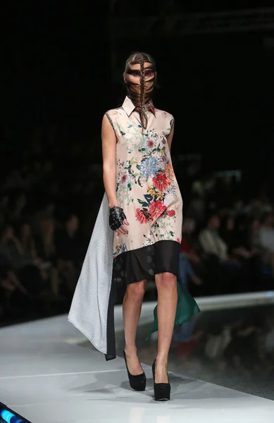 Modelka nosit oblečení, které navrhl zoran aragovic na 'fashion.hr' show v Záhřebu, Chorvatsko. — Stock fotografie