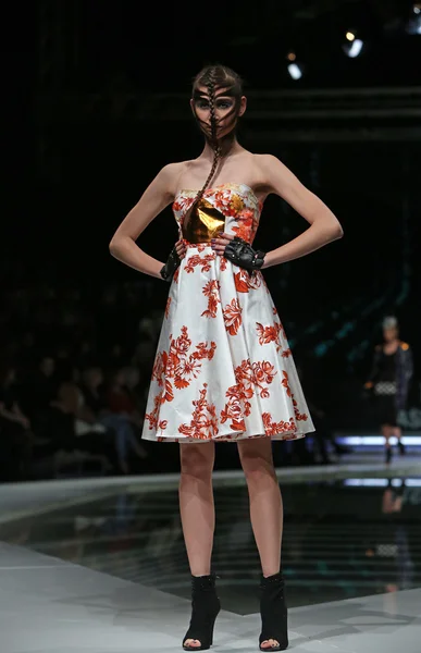 Modelka nosit oblečení, které navrhl zoran aragovic na 'fashion.hr' show v Záhřebu, Chorvatsko. — Stock fotografie