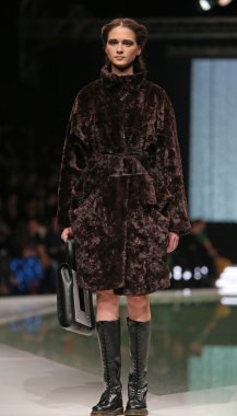 branka donassy 'fashion.hr' programında, zagreb, Hırvatistan tarafından tasarlanan kıyafetleri moda model