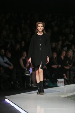 branka donassy 'fashion.hr' programında, zagreb, Hırvatistan tarafından tasarlanan kıyafetleri moda model