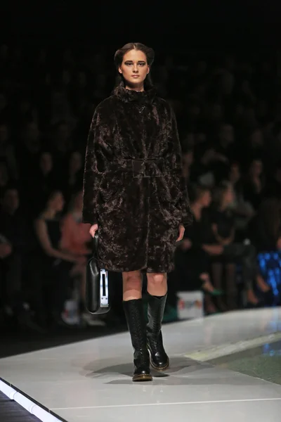 Modelmodel in Kleidern von branka donassy auf der 'fashion.hr' Show in Zagreb, Kroatien — Stockfoto