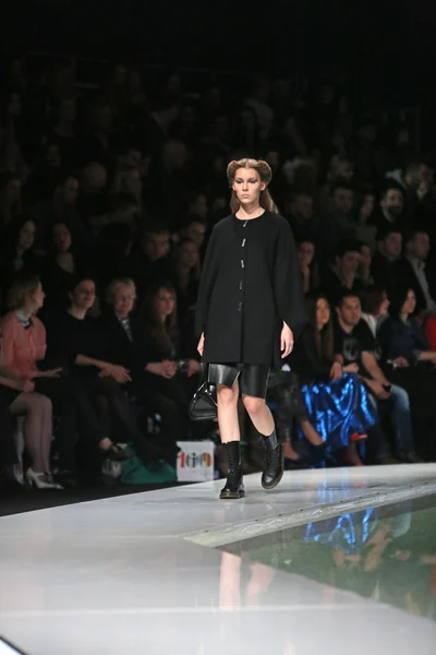 Modelmodel in Kleidern von branka donassy auf der 'fashion.hr' Show in Zagreb, Kroatien — Stockfoto