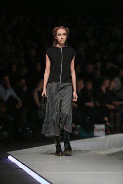 branka donassy 'fashion.hr' programında, zagreb, Hırvatistan tarafından tasarlanan kıyafetleri moda model