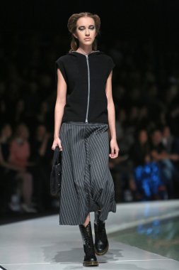 branka donassy 'fashion.hr' programında, zagreb, Hırvatistan tarafından tasarlanan kıyafetleri moda model