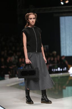 branka donassy 'fashion.hr' programında, zagreb, Hırvatistan tarafından tasarlanan kıyafetleri moda model