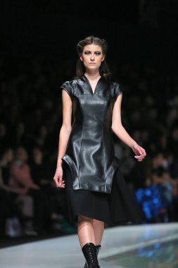 branka donassy 'fashion.hr' programında, zagreb, Hırvatistan tarafından tasarlanan kıyafetleri moda model