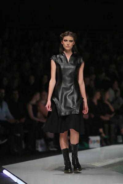 Fashion model dragen van kleding ontworpen door branka donassy op de 'fashion.hr' show in zagreb, Kroatië — Stockfoto