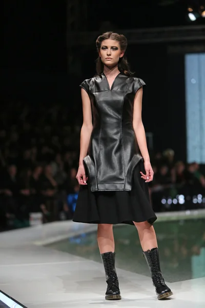 Fashion model wearing clothes designed by Branka Donassy on the 'Fashion.hr' show in Zagreb, Croatia — Stock Photo, Image