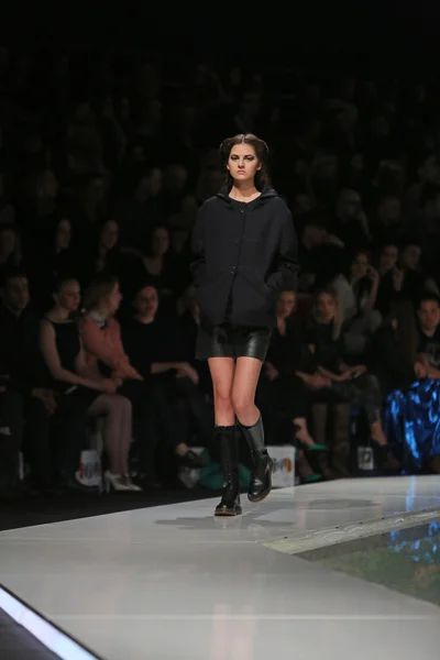 Modell bär kläder designade av branka donassy på 'fashion.hr' Visa i zagreb, Kroatien — Stockfoto