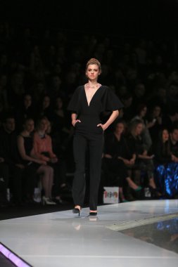 kıskançlık Odası 'fashion.hr' show tarafından tasarlanan kıyafetleri moda model
