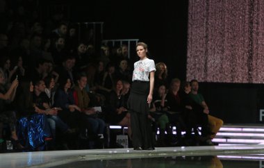 kıskançlık Odası 'fashion.hr' show tarafından tasarlanan kıyafetleri moda model