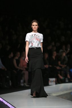 kıskançlık Odası 'fashion.hr' show tarafından tasarlanan kıyafetleri moda model