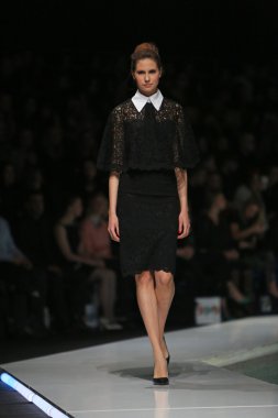 kıskançlık Odası 'fashion.hr' show tarafından tasarlanan kıyafetleri moda model