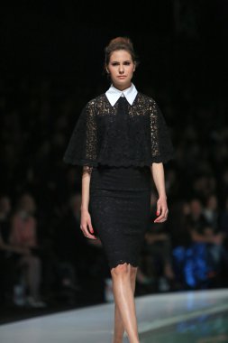 kıskançlık Odası 'fashion.hr' show tarafından tasarlanan kıyafetleri moda model