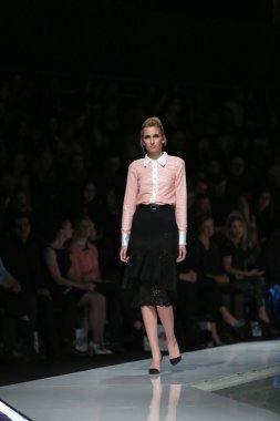 kıskançlık Odası 'fashion.hr' show tarafından tasarlanan kıyafetleri moda model