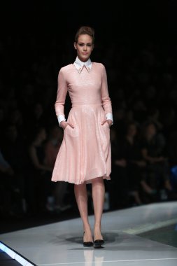 kıskançlık Odası 'fashion.hr' show tarafından tasarlanan kıyafetleri moda model