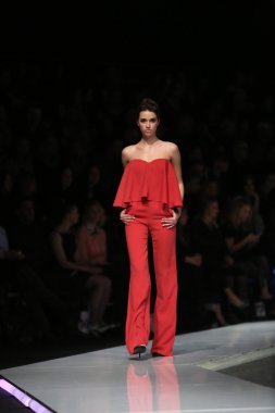 kıskançlık Odası 'fashion.hr' show tarafından tasarlanan kıyafetleri moda model