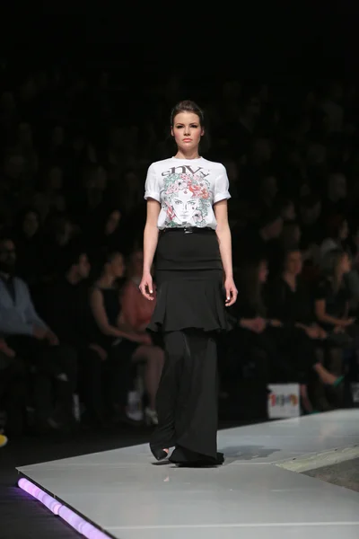 Mode modèle portant des vêtements conçus par Envy Room sur le spectacle 'Fashion.hr' — Photo