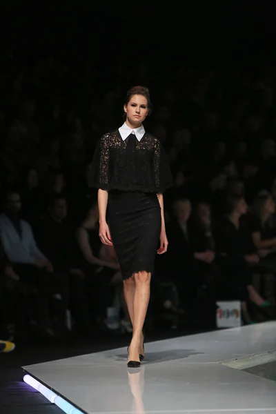 Mode modèle portant des vêtements conçus par Envy Room sur le spectacle 'Fashion.hr' — Photo