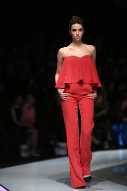 kıskançlık Odası 'fashion.hr' show tarafından tasarlanan kıyafetleri moda model