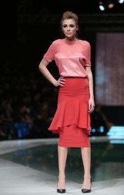 kıskançlık Odası 'fashion.hr' show tarafından tasarlanan kıyafetleri moda model