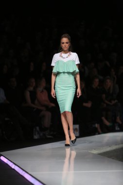 kıskançlık Odası 'fashion.hr' show tarafından tasarlanan kıyafetleri moda model