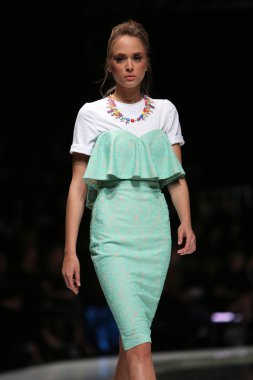 kıskançlık Odası 'fashion.hr' show tarafından tasarlanan kıyafetleri moda model