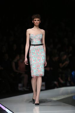 kıskançlık Odası 'fashion.hr' show tarafından tasarlanan kıyafetleri moda model