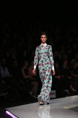 kıskançlık Odası 'fashion.hr' show tarafından tasarlanan kıyafetleri moda model