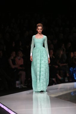 kıskançlık Odası 'fashion.hr' show tarafından tasarlanan kıyafetleri moda model