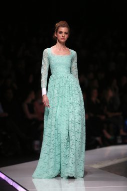 kıskançlık Odası 'fashion.hr' show tarafından tasarlanan kıyafetleri moda model