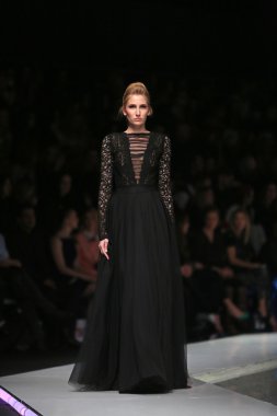 kıskançlık Odası 'fashion.hr' show tarafından tasarlanan kıyafetleri moda model