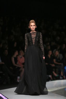 kıskançlık Odası 'fashion.hr' show tarafından tasarlanan kıyafetleri moda model