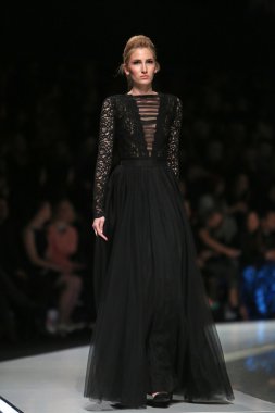 kıskançlık Odası 'fashion.hr' show tarafından tasarlanan kıyafetleri moda model