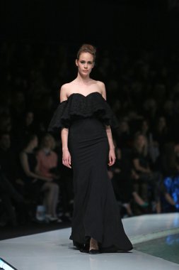 kıskançlık Odası 'fashion.hr' show tarafından tasarlanan kıyafetleri moda model