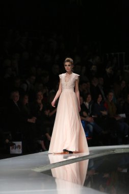 kıskançlık Odası 'fashion.hr' show tarafından tasarlanan kıyafetleri moda model