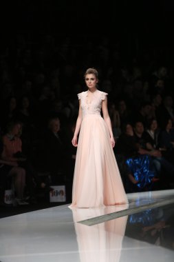 kıskançlık Odası 'fashion.hr' show tarafından tasarlanan kıyafetleri moda model