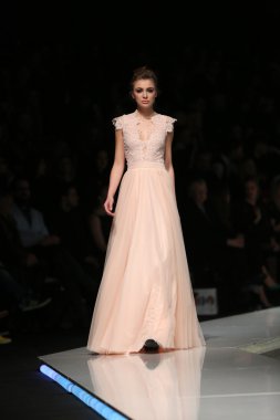 kıskançlık Odası 'fashion.hr' show tarafından tasarlanan kıyafetleri moda model