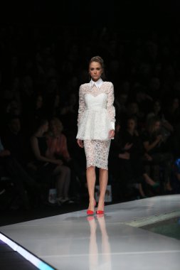 kıskançlık Odası 'fashion.hr' show tarafından tasarlanan kıyafetleri moda model