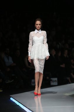 kıskançlık Odası 'fashion.hr' show tarafından tasarlanan kıyafetleri moda model