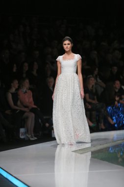 kıskançlık Odası 'fashion.hr' show tarafından tasarlanan kıyafetleri moda model