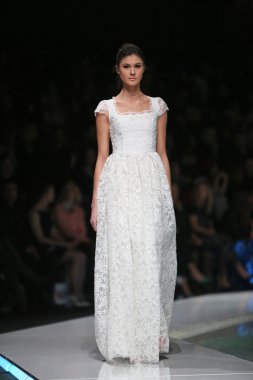 kıskançlık Odası 'fashion.hr' show tarafından tasarlanan kıyafetleri moda model