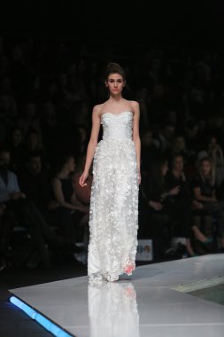 kıskançlık Odası 'fashion.hr' show tarafından tasarlanan kıyafetleri moda model