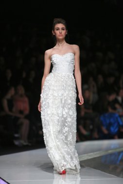 kıskançlık Odası 'fashion.hr' show tarafından tasarlanan kıyafetleri moda model